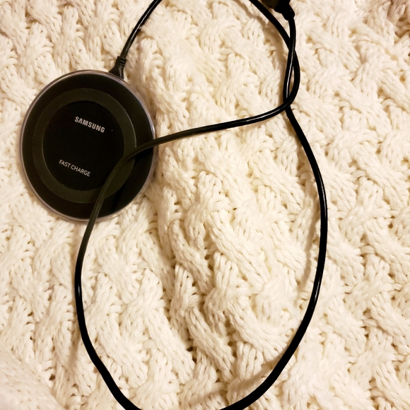 Samsung Wireless Fast Charging Pad. - Picture 5 of 8